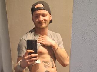 Alter: 29 / Stier - Alter: 169 / schlank - Geschlecht: männlich - Ausrichtung: heterosexuell - Haare: blond / Glatze - Piercing: Gesicht - bewebmaster-Alter:  - Hautfarbe: weiss - Augen: braun - Rasur: teilrasiert